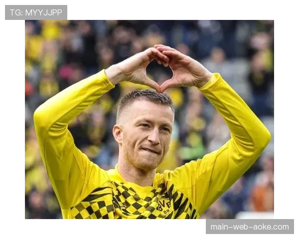 更衣室特写：老将罗伊斯在赛前动员年轻队友的讲话场景