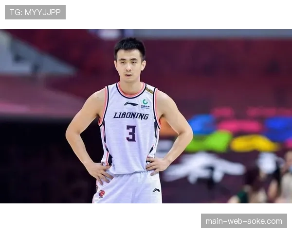 特写：赵继伟拼抢导致眉骨开裂，经简单包扎后带血继续作战